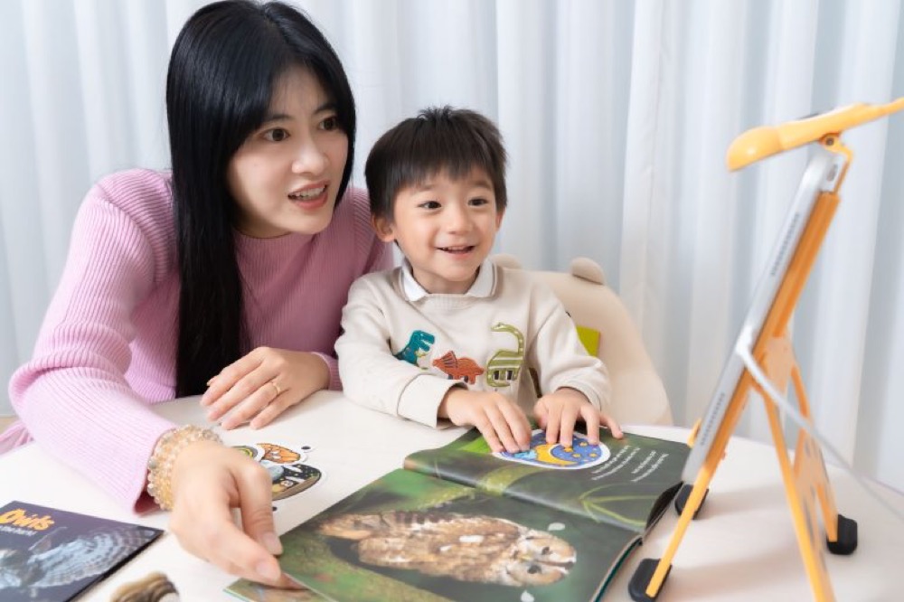 孩子操作 ARpedia 虛實互動式英文繪本