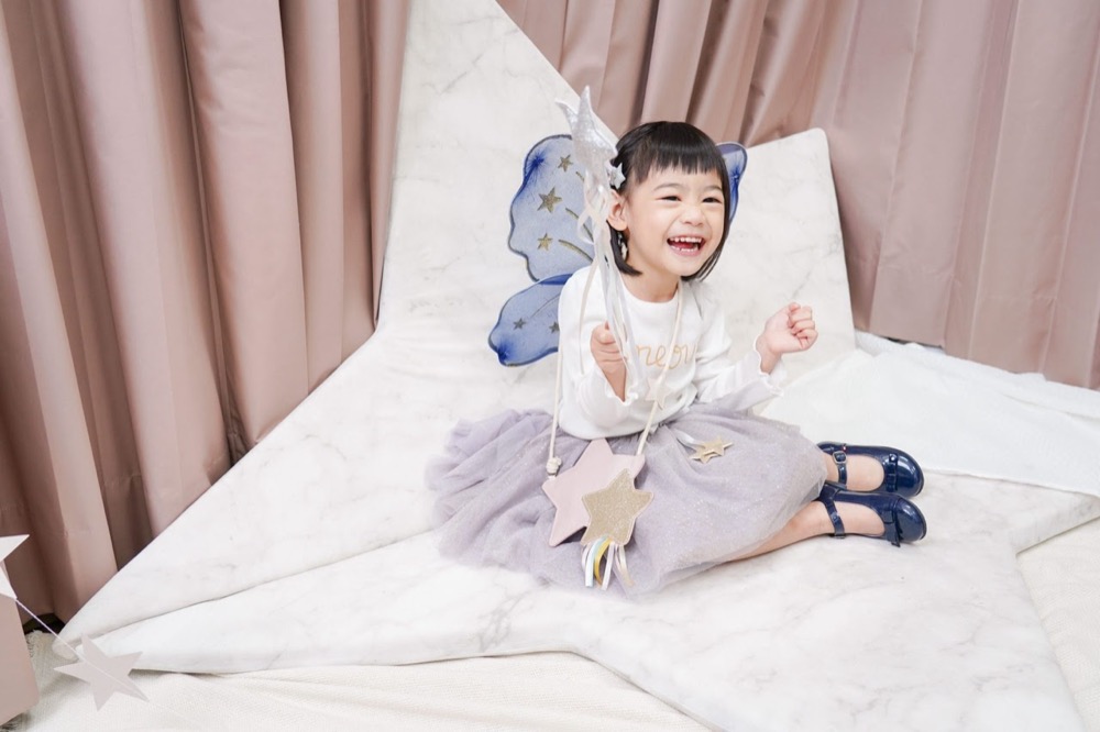 孩子配戴英國 Mimi & Lula 蝴蝶結髮飾
